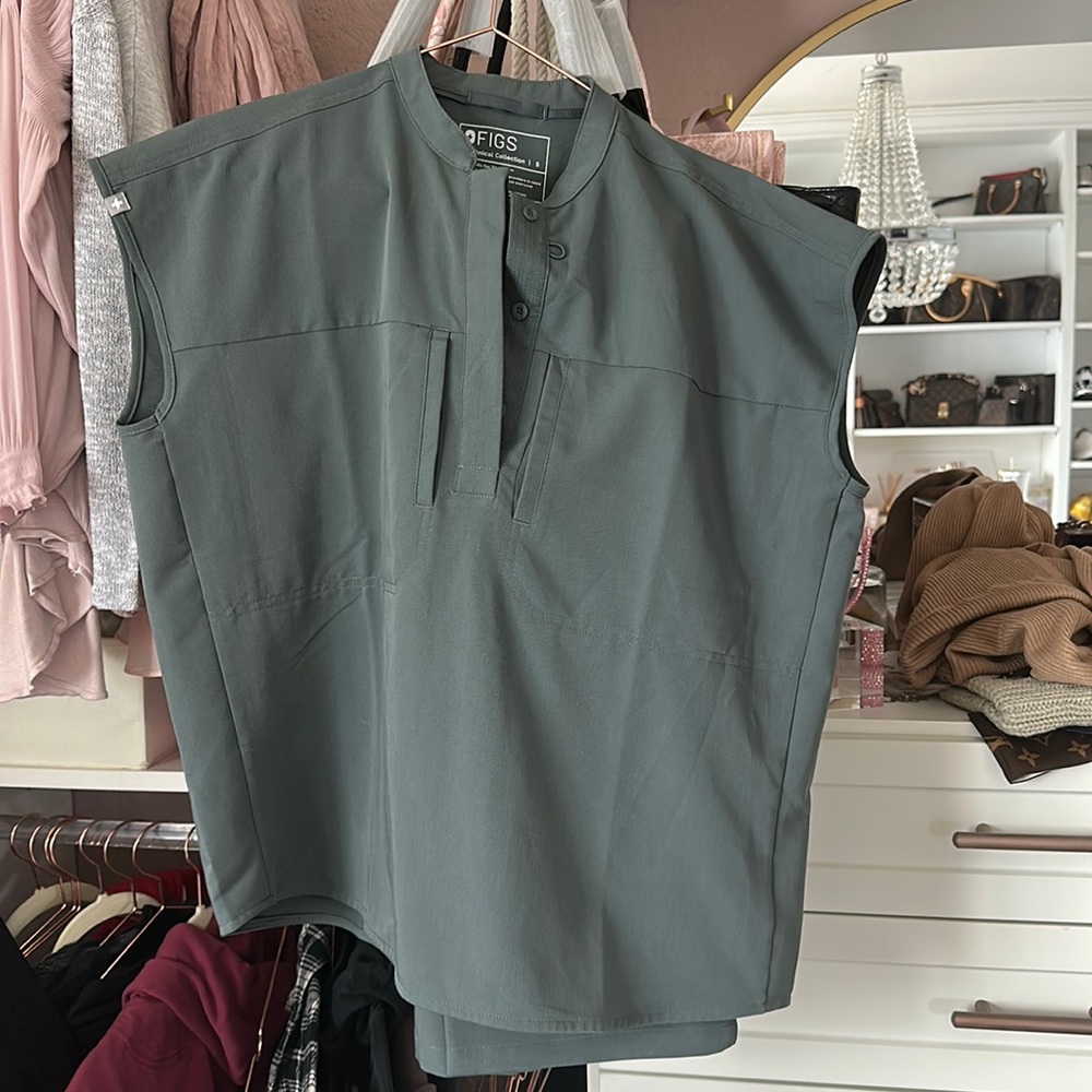 FIGS SCRUBS BRAND NEW SMALL TOP/petite small bottom